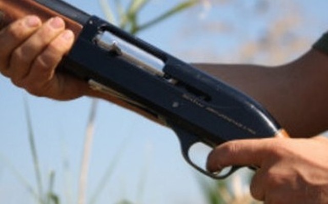 Preme il grilletto e colpisce con una fucilata una ragazza, 66enne denunciato. Inquirenti: «Incidente di caccia»