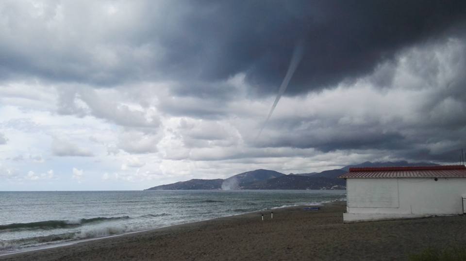 Spettacolo di trombe marine a largo della costa del Cilento