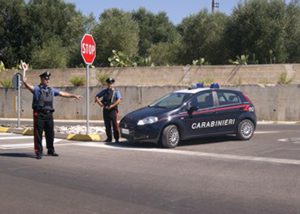 Vallo della Lucania, forzano posto di blocco e provocano incidente: tre ricercati