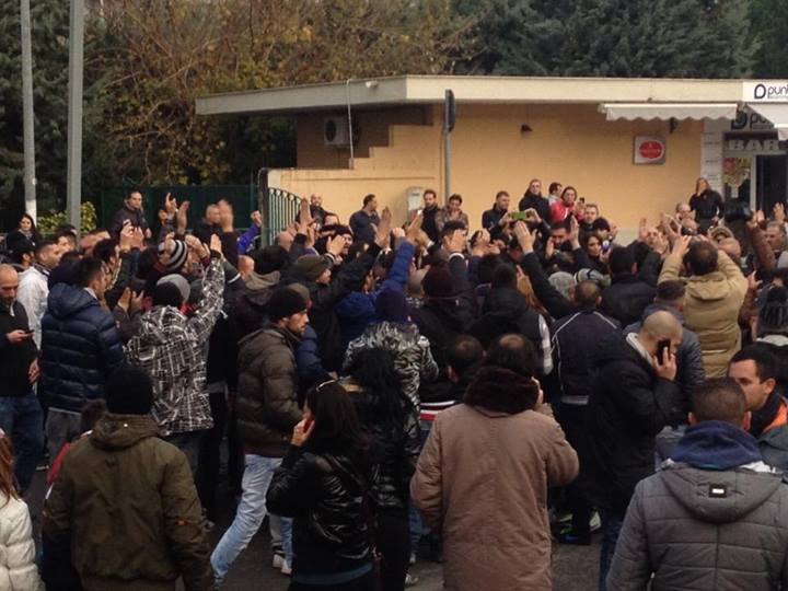 Sciopero ‘forconi’ a Battipaglia, la polizia toglie i caschi davanti ai manifestanti