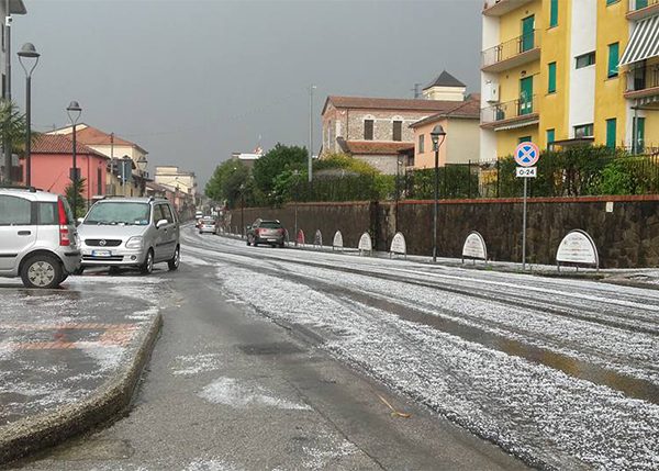 Maltempo, strade del Cilento diventano bianche ma è «solo» grandine