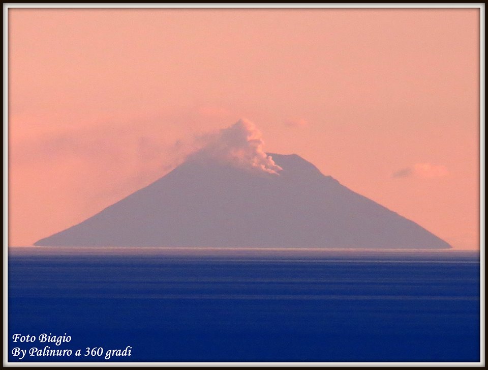 Sicilia e Campania mai state così vicine, ecco lo Stromboli visto dal Cilento (FOTO)