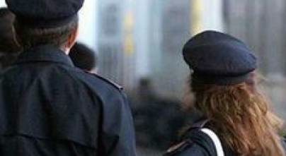 Sorpreso sul treno diretto in Calabria senza biglietto aggredisce i poliziotti