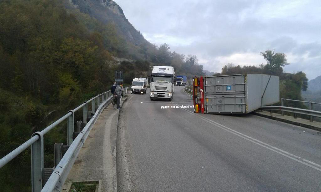 Tir in bilico sul burrone: autista salvato dall’elicottero