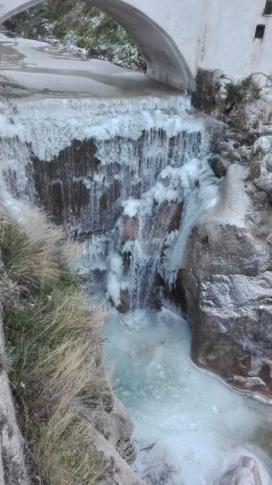 Il freddo ghiaccia anche la cascata a Piaggine