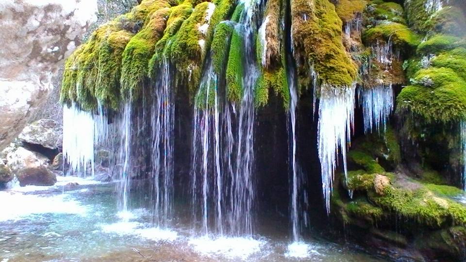 Gela anche la cascata dei Capelli di Venere, lo spettacolo delle stalattiti di ghiaccio