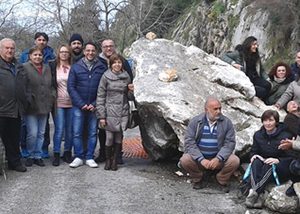 Cilento, strade franate e paesi isolati: cittadini portano massi al municipio