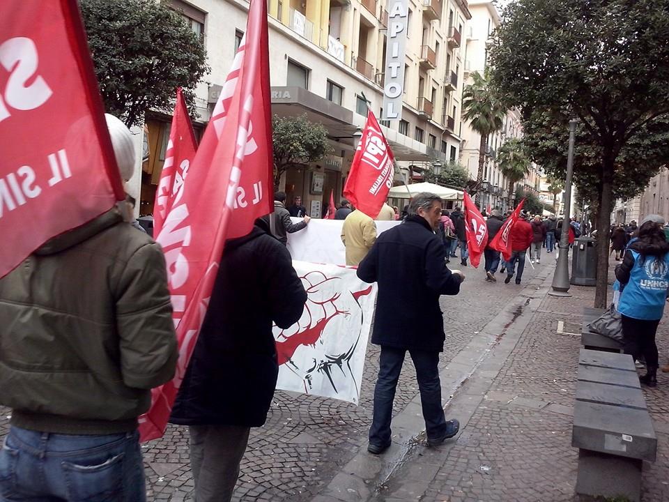 Frana il Cilento, protesta a Salerno: «Nessun volantino che spieghi, generico vergogna non basta»