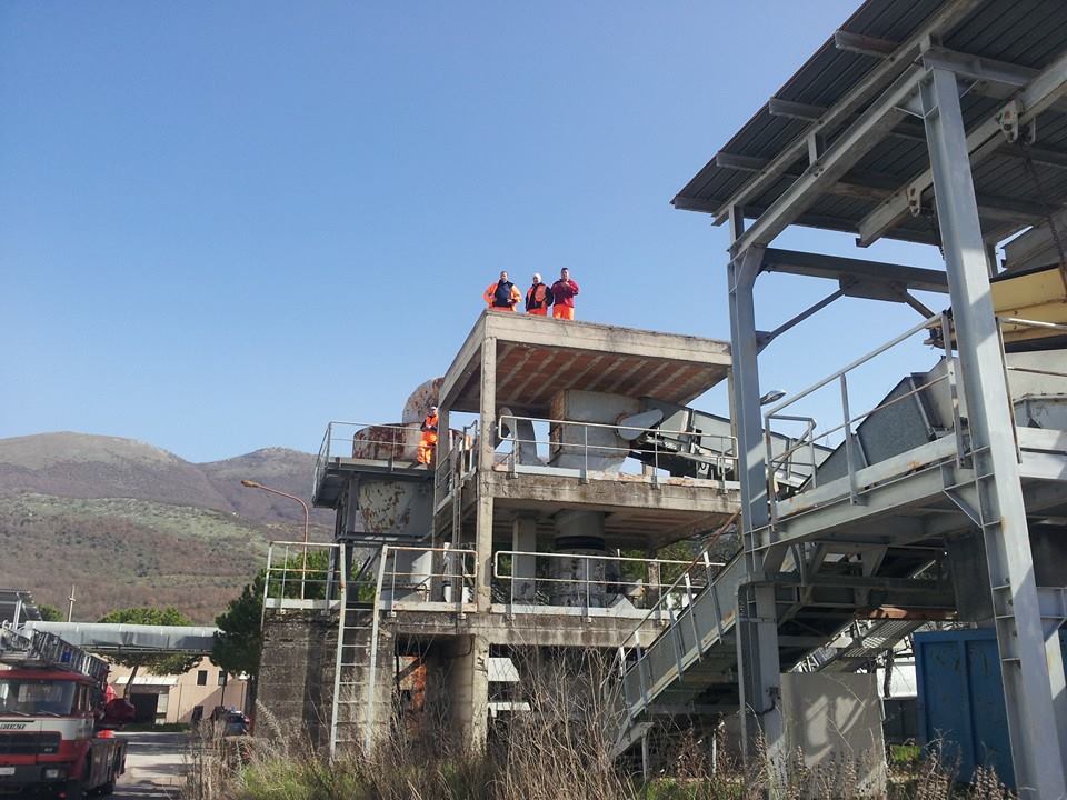 Polla, sul tetto di un impianto perché mancano i soldi: rientra la protesta di 5 operai Ergon