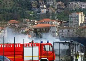 Prima le esplosioni, poi le fiamme: pullman inghiottito dall’incendio