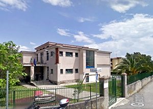 Crolla il soffitto in un’aula delle scuole elementari del Cilento