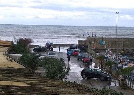 Cilento, onda improvvisa travolge uomo mentre fa jogging