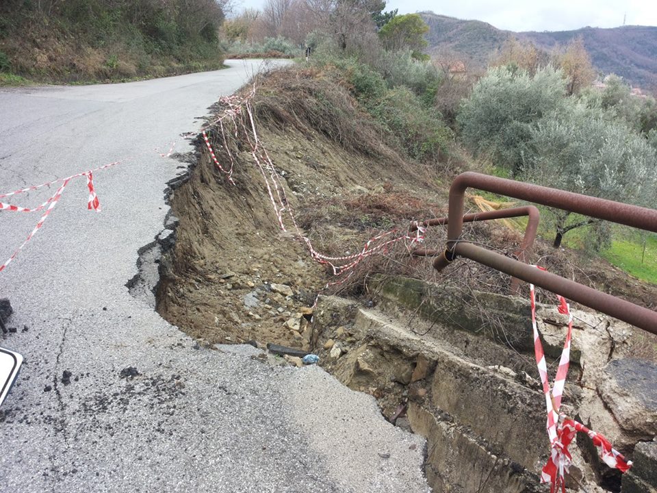 Sindacati contro il degrado delle strade del Cilento: «Peggiorate per le frane degli ultimi giorni»