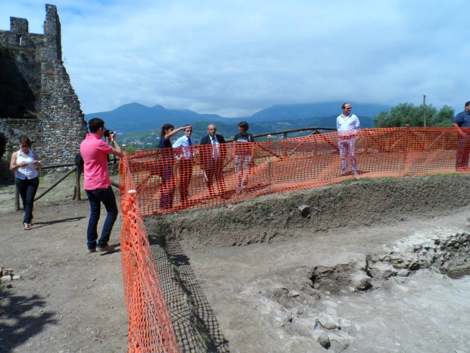 Caldoro in visita al sito archeologico di Policastro: «Favorevole ai finanziamenti in questa zona»