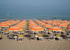 Addio spiagge libere nel Cilento, corsa dei turisti per occupare gli ultimi «fazzoletti free»