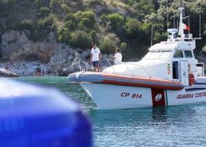 Si perde nel mare della spiaggia più bella d’Italia: turista soccorso dalla capitaneria