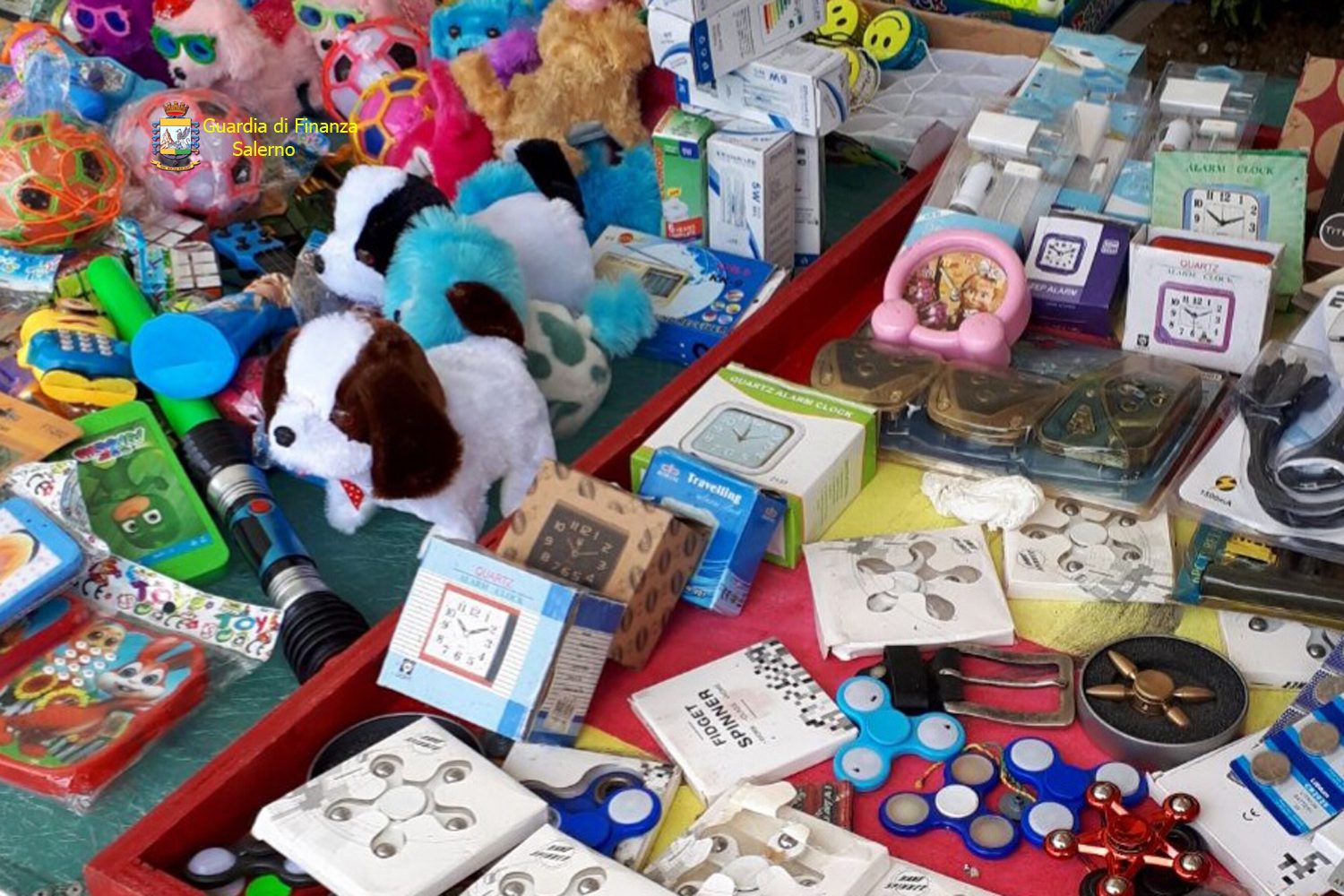 Montano Antilia, giocattoli e casalinghi sequestrati al mercato