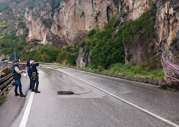 Camerota, rocciatori a lavoro: Mingardina riaperta in tempi record