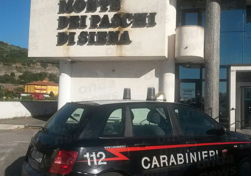 Paura in banca, rapina a mano armata in pieno giorno: rubati 22 mila euro