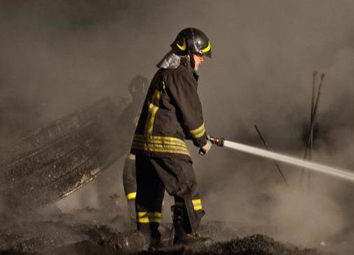 Fabbrica ortofrutticola divorata dalle fiamme nel Cilento: ci sono feriti e intossicati
