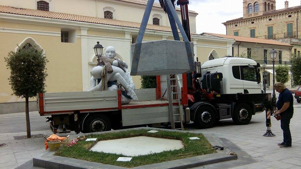 Vallo della Lucania, l’opera d’arte di Rabarama cambia volto alla piazza. L’artista: «Spero porti bene alla città»