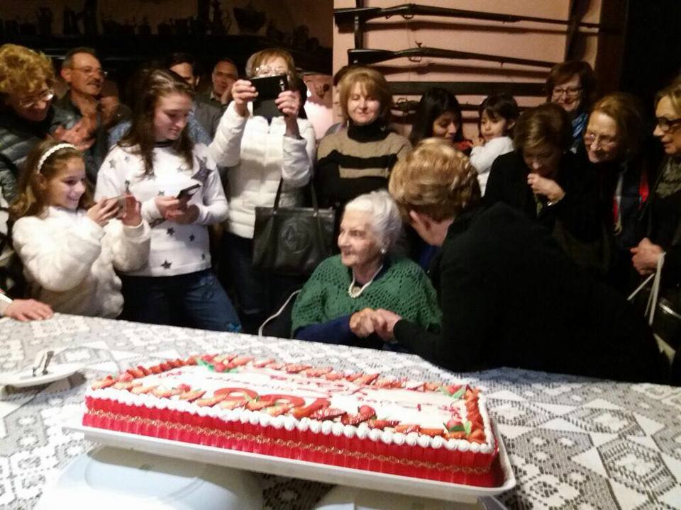 Compie cento anni «la baronessa», la festa a Casaletto Spartano per Donna Maria