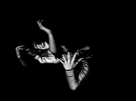 Contro la violenza sulle donne: “Nel buio di una donna”, un mostra fotografica a cura di Alessia e Michela Orlando, originarie di Laurino