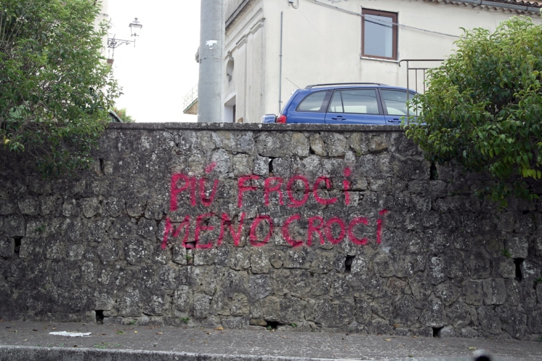 “Più froci, meno croci”: a Prignano compaiono “strani” graffiti. Colorate di rosa alcune croci di un monumento (FOTO)