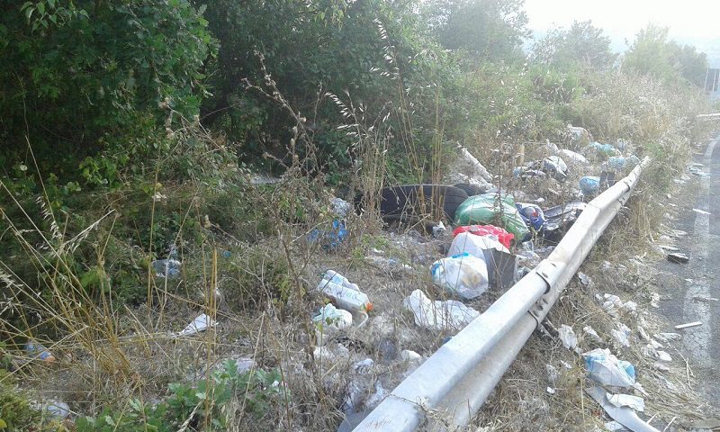 Rifiuti selvaggi abbandonati nelle aree di sosta e lungo la strada, la Cilentana è una discarica