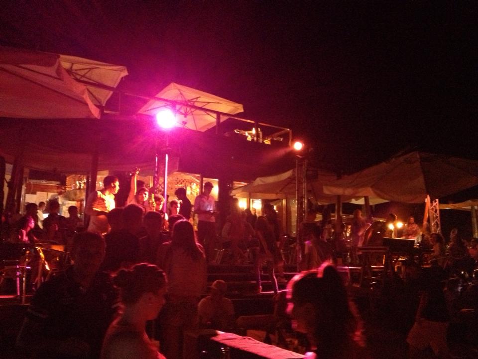 Al Poseidonia Beach Club l’estate continua tra live, tango e cucina