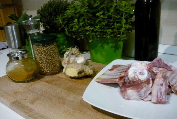 Costatine d’agnello al forno con spezie fresche e non