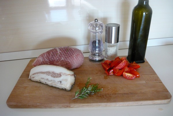 Arrosto di maiale al forno con guanciale e pomodorini