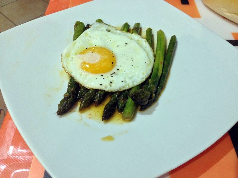 Asparagi al burro con uova al tegamino