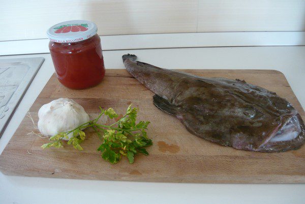 Bavette con nodini di pescatrice e passata di pomodoro