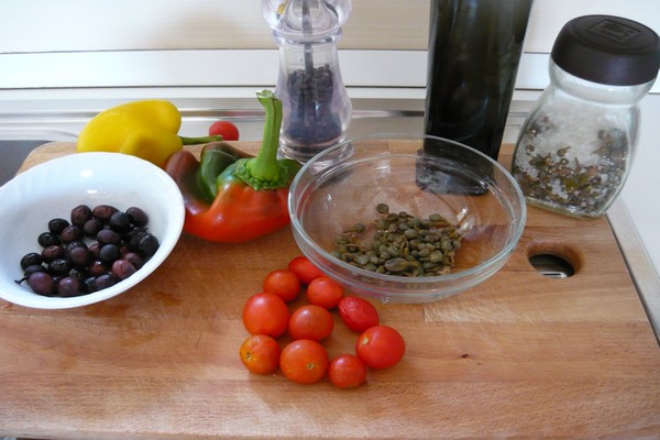 Peperoni, olive pisciottane, capperi e pomodorini con boccole