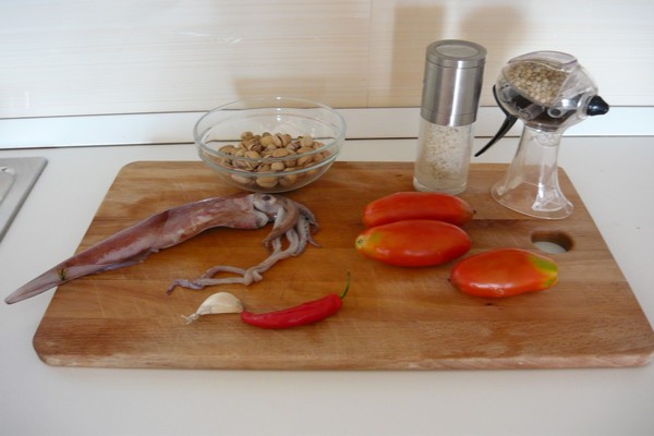 Boccole con calamaro, filetto di pomodoro e granella di pistacchi