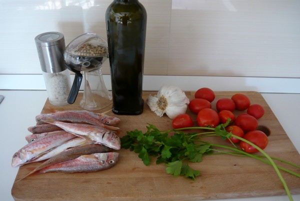 Calamarata con filetti di triglie di scoglio e pomodorini