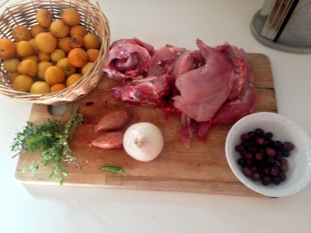Coniglio al forno con pomodorini gialli e olive pisciottane