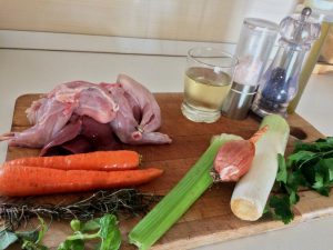 Coniglio in tegame di terracotta, gusto della tradizione