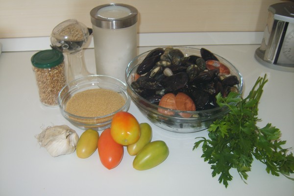 Cous cous di grano Khorasan con frutti di mare e pomodori verdi fritti