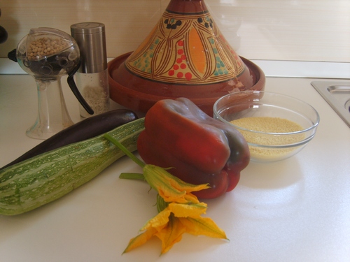 Cous cous con verdure in tajine, piatto etnicomediterraneo