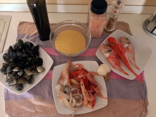 Cous cous con pesce misto, delizia in tavola