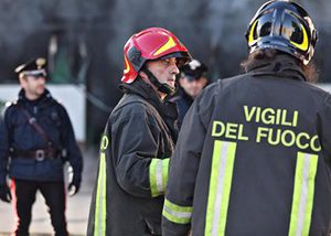 Vuole spegnere un incendio ma cade nel fuoco: 78enne muore carbonizzato