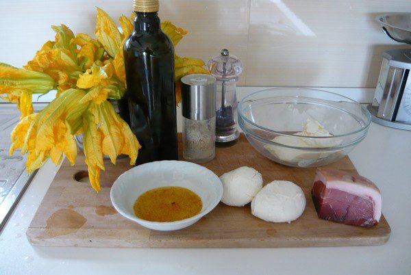 Fiori di zucca ripieni di crescenza e mozzarella profumati allo zafferano