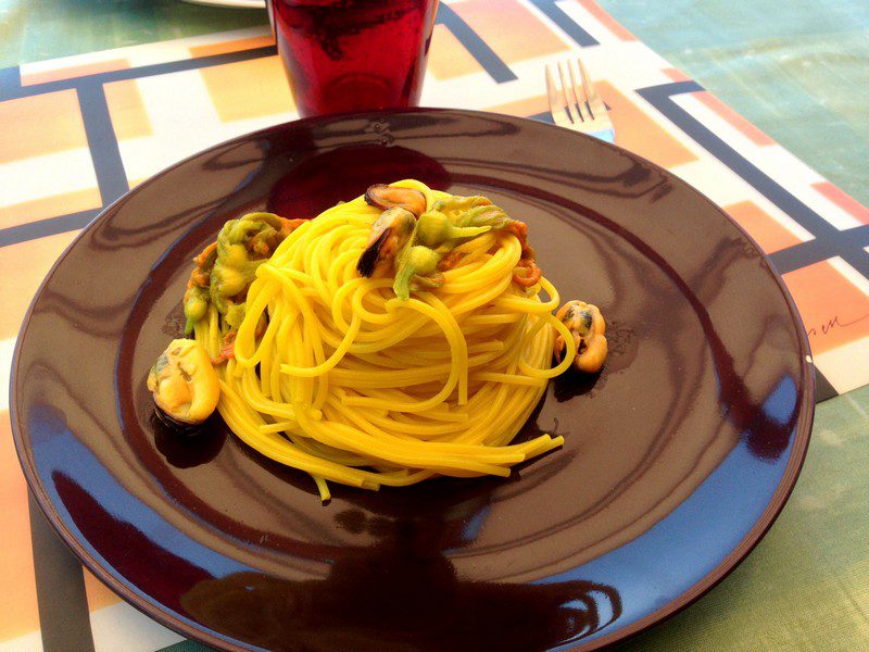 Spaghetti con fiori di zucca, cozze e zafferano