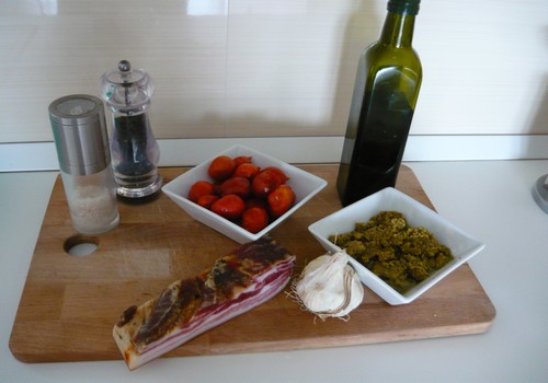 Fusilli al pesto di pistacchi e pomodorini del piennolo