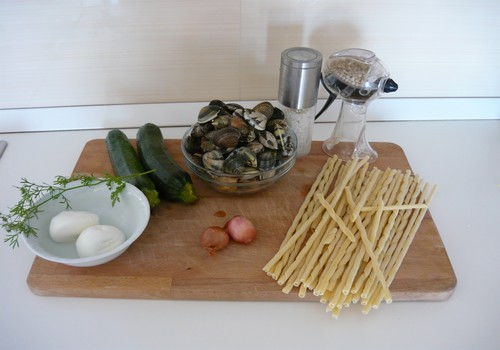 Fusilli lunghi con vongole veraci, zucchine e bocconcini di bufala