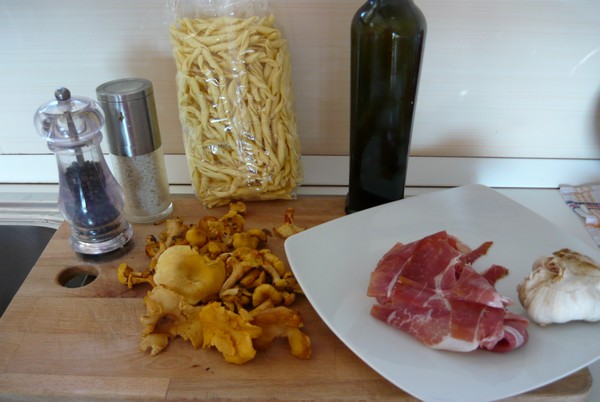 Fusilli, finferli e crudo: autunno dai colori e sapori unici