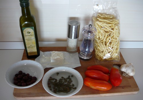 Fusilli con olive, capperi, san marzano e robiola