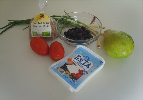 Insalata di farro perlato, feta e avocado, ricordando l’estate